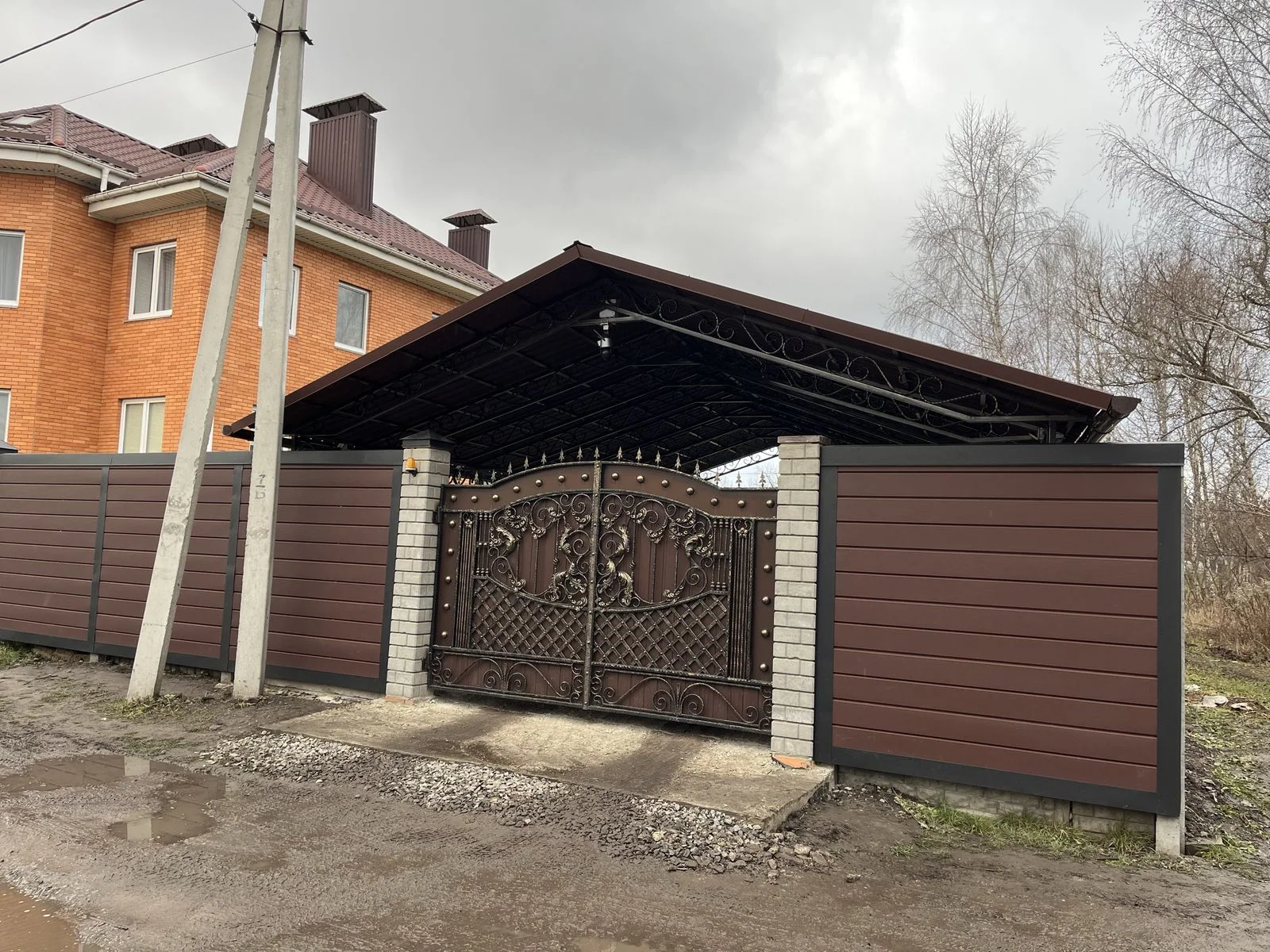 Ковані ворота біля будинку